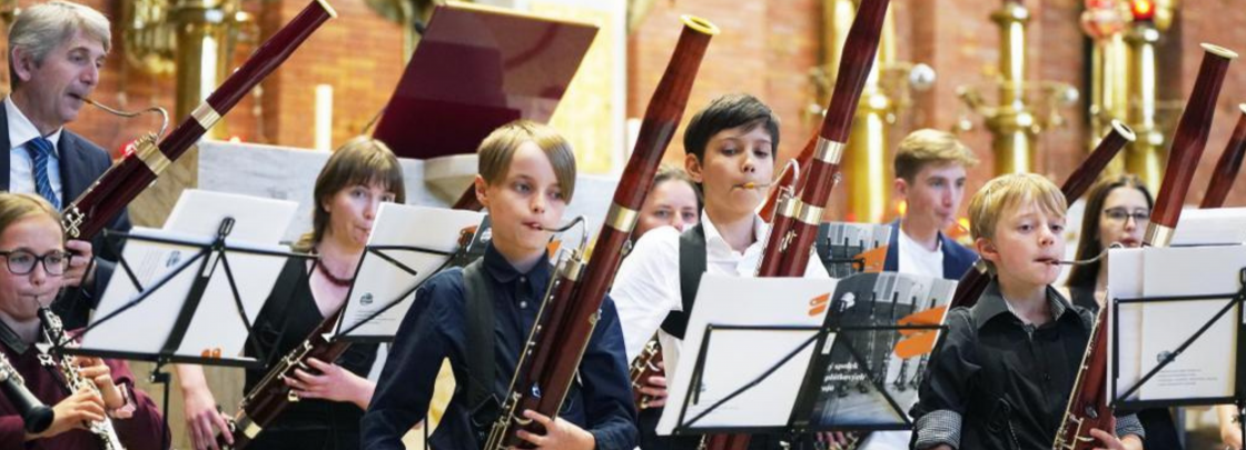 Adventní benefiční koncert podpoří Lindu na cestě k vysněné harfě